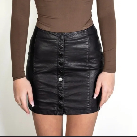 Free People Oh Snap Faux Leather Mini Skirt Size 6 Firm - Picture 1 of 4